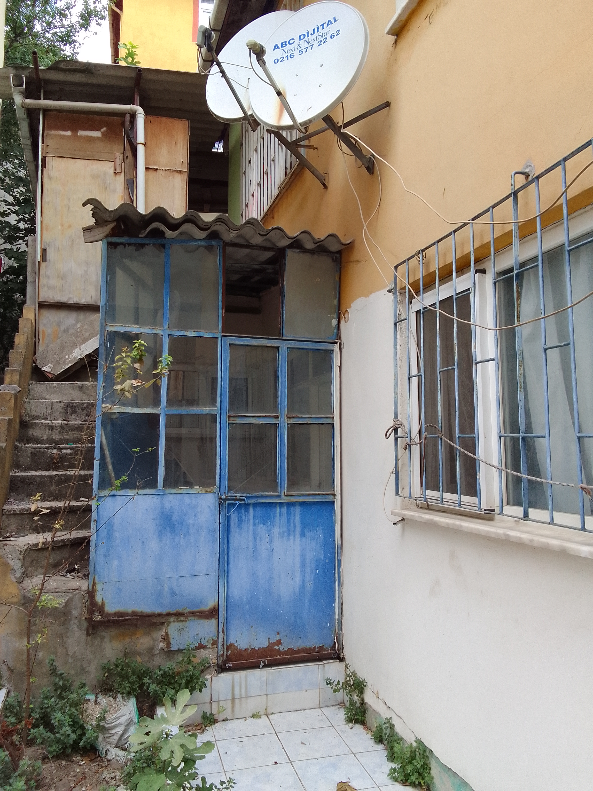 ATAŞEHİR İÇERENKÖY'DE MÜSTAKİL İMARLI 134m2 BAHÇE İÇERİSİNDE İKİ KATLI EV